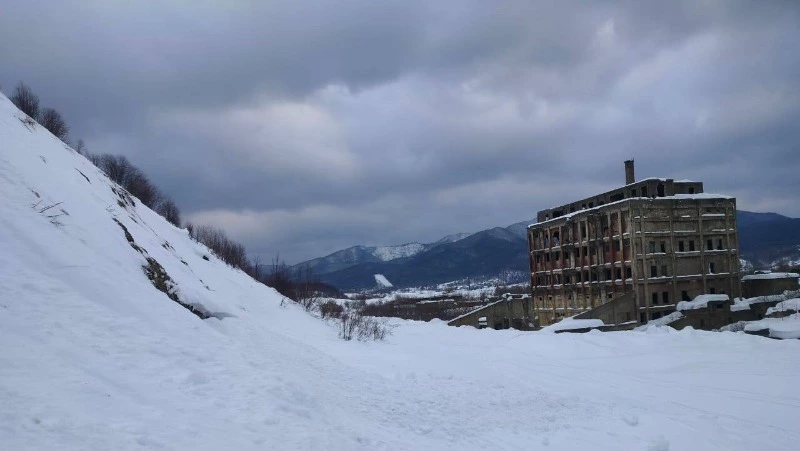 В Томаринском районе принудительно спустили лавину путем подрыва