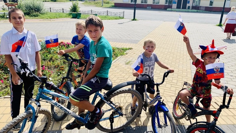 «Все соскучились по событиям»: в Анивском районе прошли гулянья в честь российского триколора