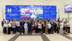 Губернатор вручил паспорта юным сахалинцам в День России