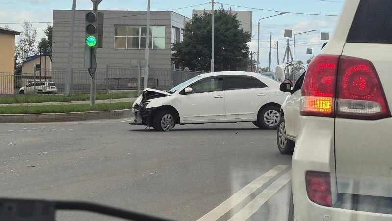 В Южно-Сахалинске столкнулись Toyota и эвакуатор: на месте образовалась пробка