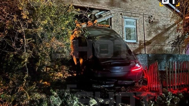 Дочь криминального авторитета Цапка на Mercedes влетела в стену дома под Ростовом