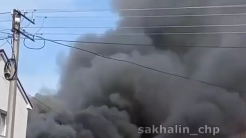 Частный дом полыхает в столице Сахалина