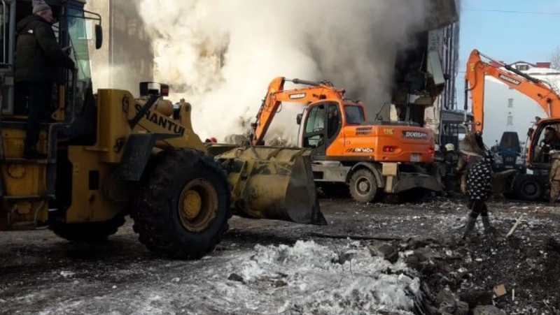 Дополнительные группы людей отправили на разбор завалов в Тымовском после взрыва газа