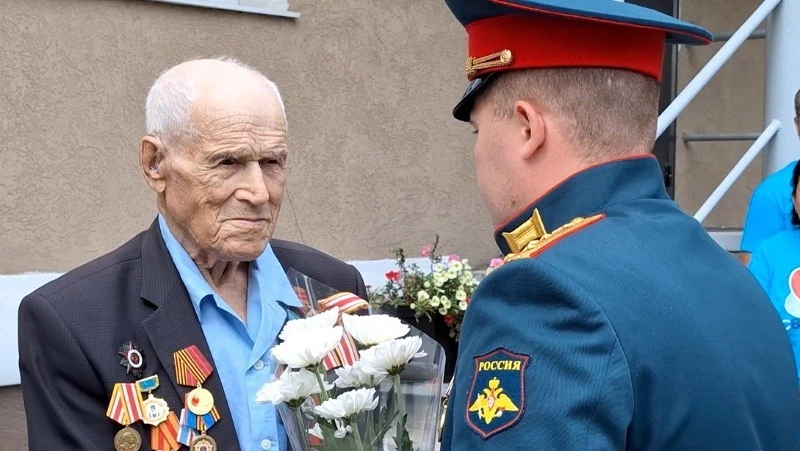Военные поздравили сахалинских ветеранов с 80-летием Победы над милитаристской Японией