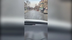 В Корсакове решили помыть дорогу, но превратили ее в каток