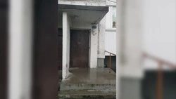 В Южно-Сахалинске управляющая компания больше года не чинила разрушенный вход в жилой дом