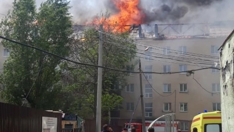 "Будет у нас новая крыша". Жильцы горящего дома оценивают ущерб