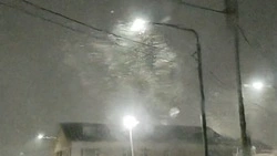 «В окно что-то шмякает»: жители Южных Курил засняли разгул стихии в ночь на 15 декабря