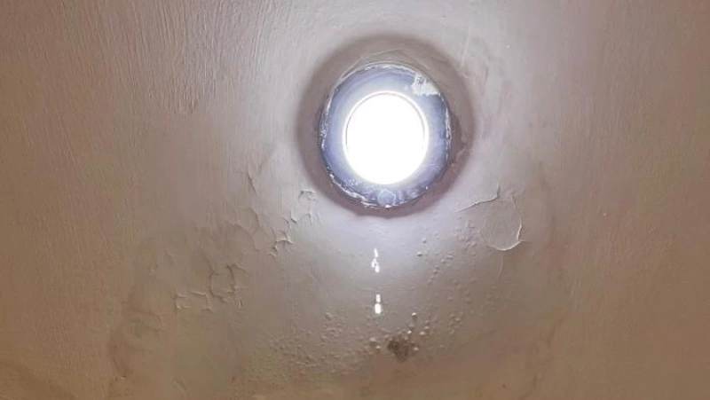 Вода с крыши через потолок протекла в квартиру одного из домов в Южно-Сахалинске 