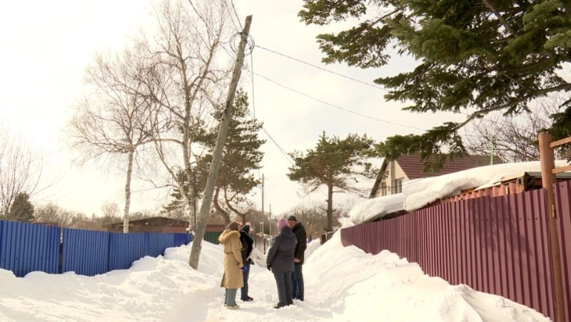 Неделю назад под влиянием стихии в СНТ повалило опору электропередачи - Центр внимания 13.03.26
