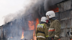 Во время метели в Александровске загорелись гаражи