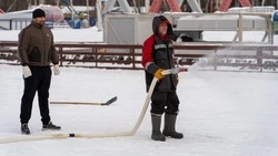 В Южно-Сахалинске начали заливку катка в парке имени Гагарина