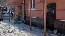 Снег и наледь неделю копятся у подъездов в Южно-Сахалинске
