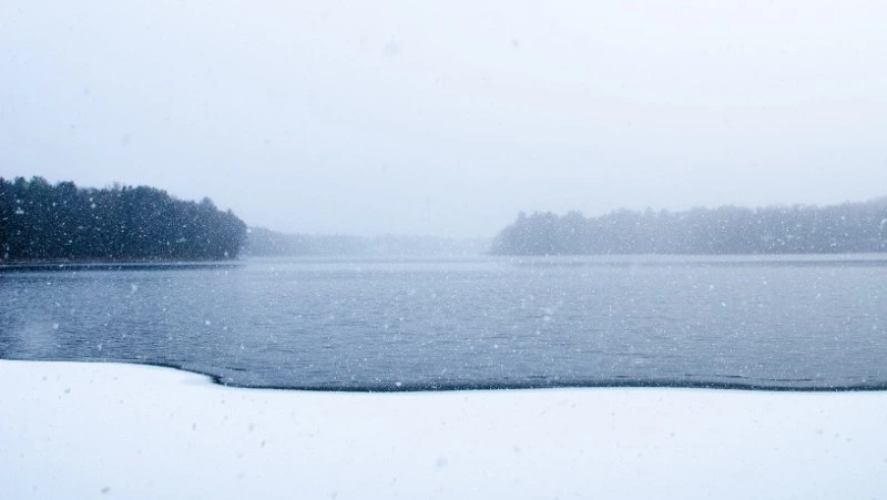 Спасатели сняли 12 рыбаков с оторванной льдины в Долинском районе