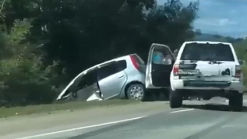 Автомобиль вылетел в кювет после ДТП в Южно-Сахалинске  