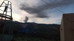 Вулкан Эбеко на Курилах выбросил столб пепла на высоту 3,5 км утром 5 октября