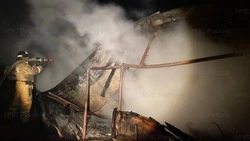 Пожарные потушили хозяйственную постройку в селе Охинского района