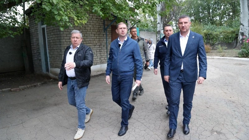 Председатель правительства Сахалинской области проинспектировал ход работ в Шахтерске ДНР