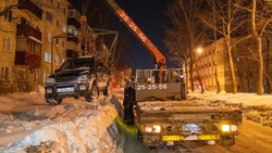 В Южно-Сахалинске ночью эвакуировали автомобили, мешающие расчистке улиц от снега
