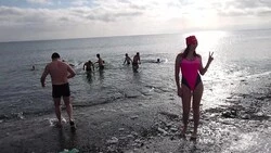 Сахалинцы накануне Нового года искупались в Анивском заливе