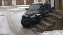 Сахалинец ради необычной парковки разбил джип о бетонное крыльцо