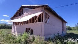 Обманутая застройщиком семья с Сахалина вынуждена своими силами достраивать дом 