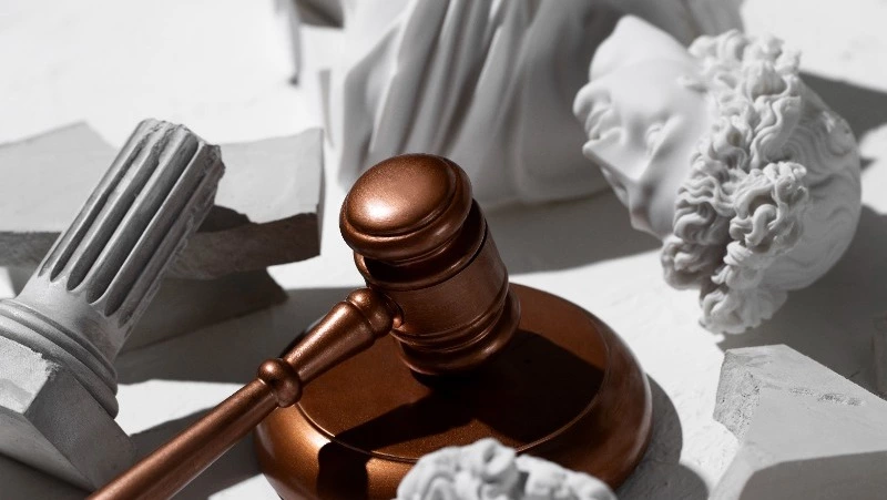 Жительница Южно-Сахалинска украла деньги при помощи найденной в подъезде сим-карты