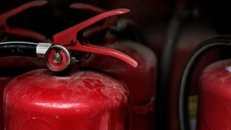 Нетрезвый агрессор окатил из огнетушителя кафе в Поронайске 