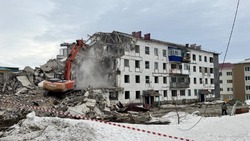 Аварийную пятиэтажку снесли в Долинске 