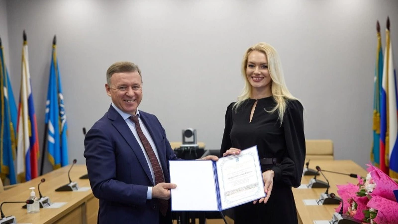 «Вы выполняете очень важную миссию»: мэр Южно-Сахалинска наградил волонтеров