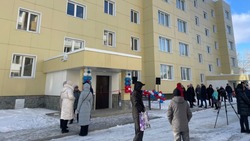 Зампред правительства Сахалина вручил ключи переселенцам из ветхого жилья