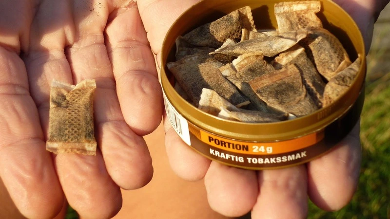 Сахалинские подростки выпрашивают снюс у прохожих