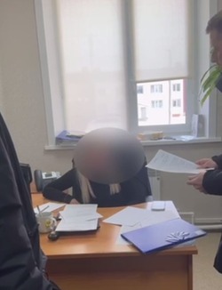 Начальницу приставов на Сахалине подозревают в махинациях с премиями