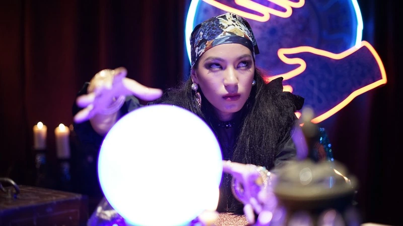 Гадалка предсказала бомбу в самолете, который летел в Южно-Сахалинск