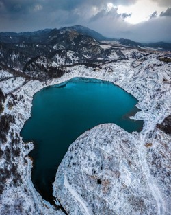 Известный блогер опубликовал фото зимнего Бирюзового озера на Сахалине