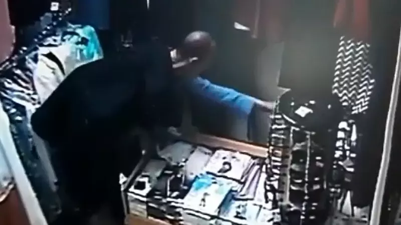 В Южно-Сахалинске мужчина своровал телефон, смотря прямо в камеру наблюдения