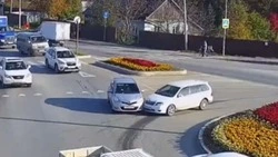 Две праворульные машины столкнулись на кольцевой развязке в Южно-Сахалинске