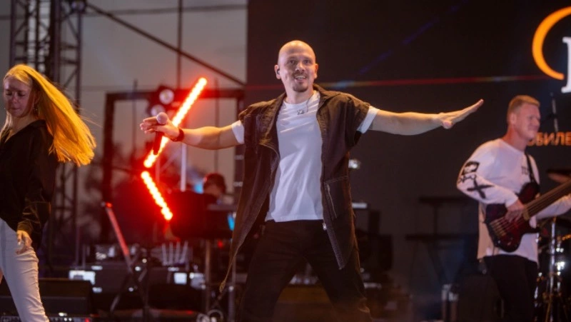 «Музыка делает меня счастливым!»: хэдлайнер «Крыльев Сахалина» рассказал о сложном творческом пути