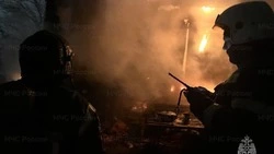 Склад с вещами горел ночью в Ногликах