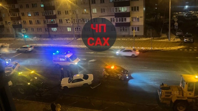 Невнимательный водитель врезался в дорожные службы и спровоцировал четверное ДТП с пострадавшим 