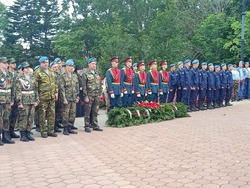 В Южно-Сахалинске почтили память героев ВДВ. «Никто, кроме нас!»
