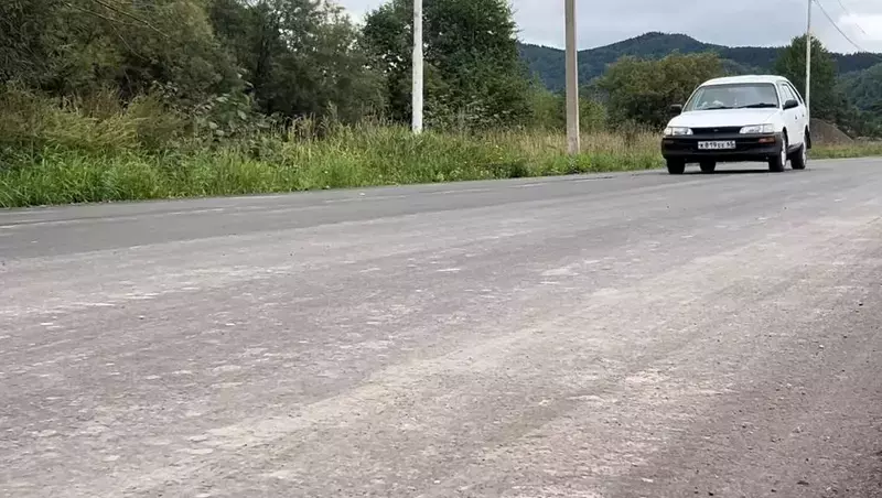 В Углегорском районе продолжают активно обновлять дороги