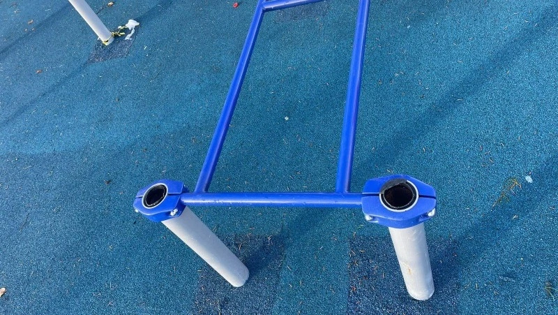 Вандалы поломали новую площадку в Долинске