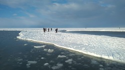 Спасатели эвакуировали рыбаков с ребенком с оторвавшейся льдины на Курилах