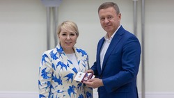 Мэр Южно-Сахалинска поздравил сопредседателя ВАРМСУ с высокой государственной наградой
