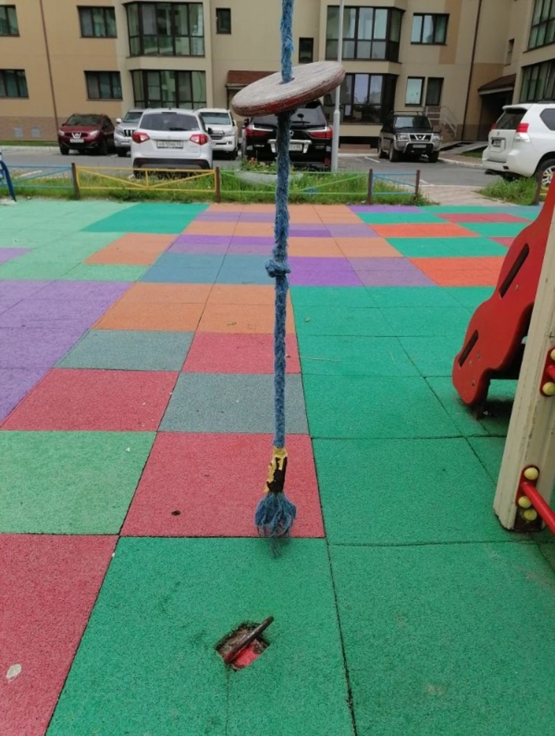 Сахалинская управляйка отправила в мэрию родителей пострадавшего во дворе ребенка