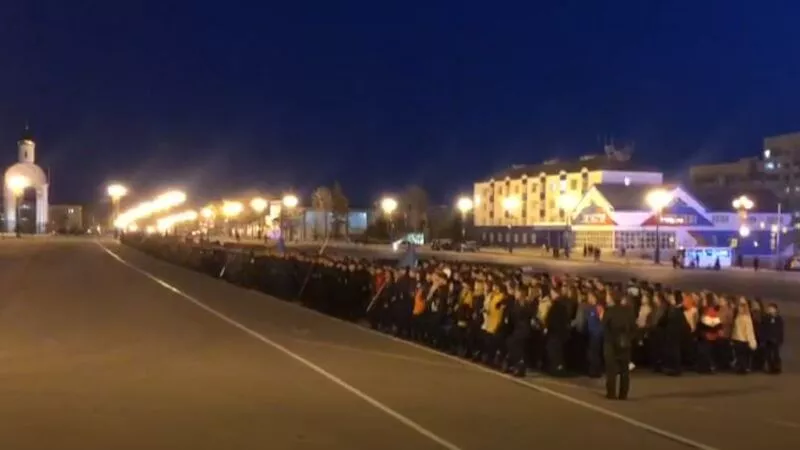 Репетицию парада в Южно-Сахалинске чуть не отменили из-за передвижного комплекса вакцинации