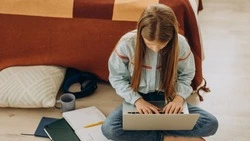 Школьников Холмского и Поронайского районов перевели на дистанционное обучение