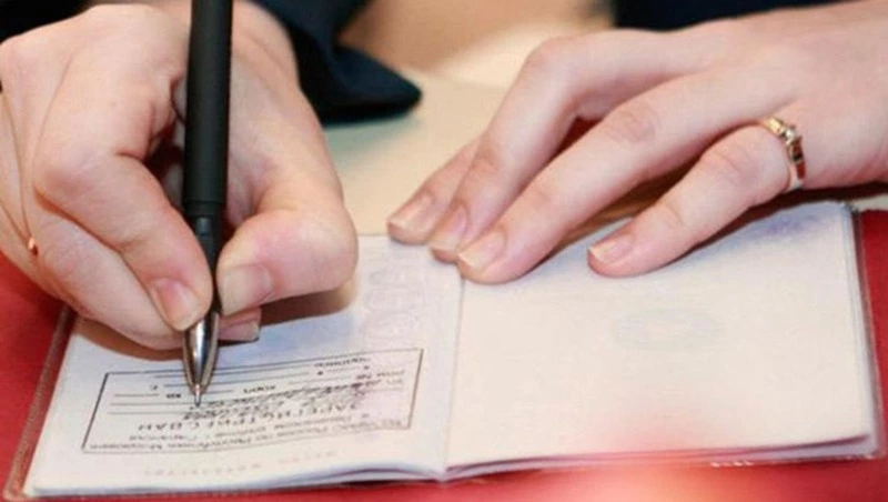 Девушка нелегально прописала семерых мигрантов в своей квартире в Долинске