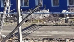 В Томари столб повис над дорогой. Чиновники выясняют, насколько он опасен